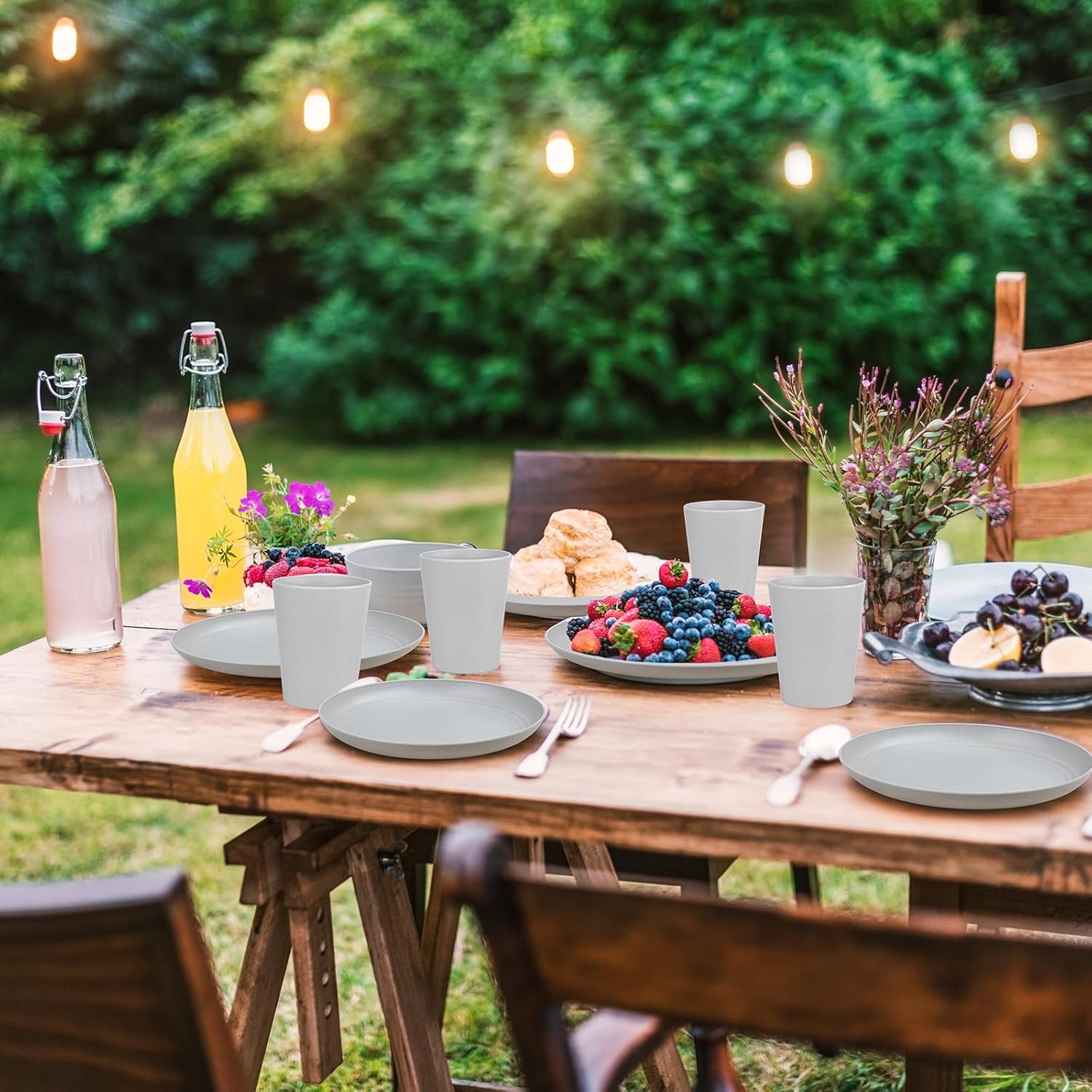 Beautiful 16-Piece Plastic Dinnerware Set