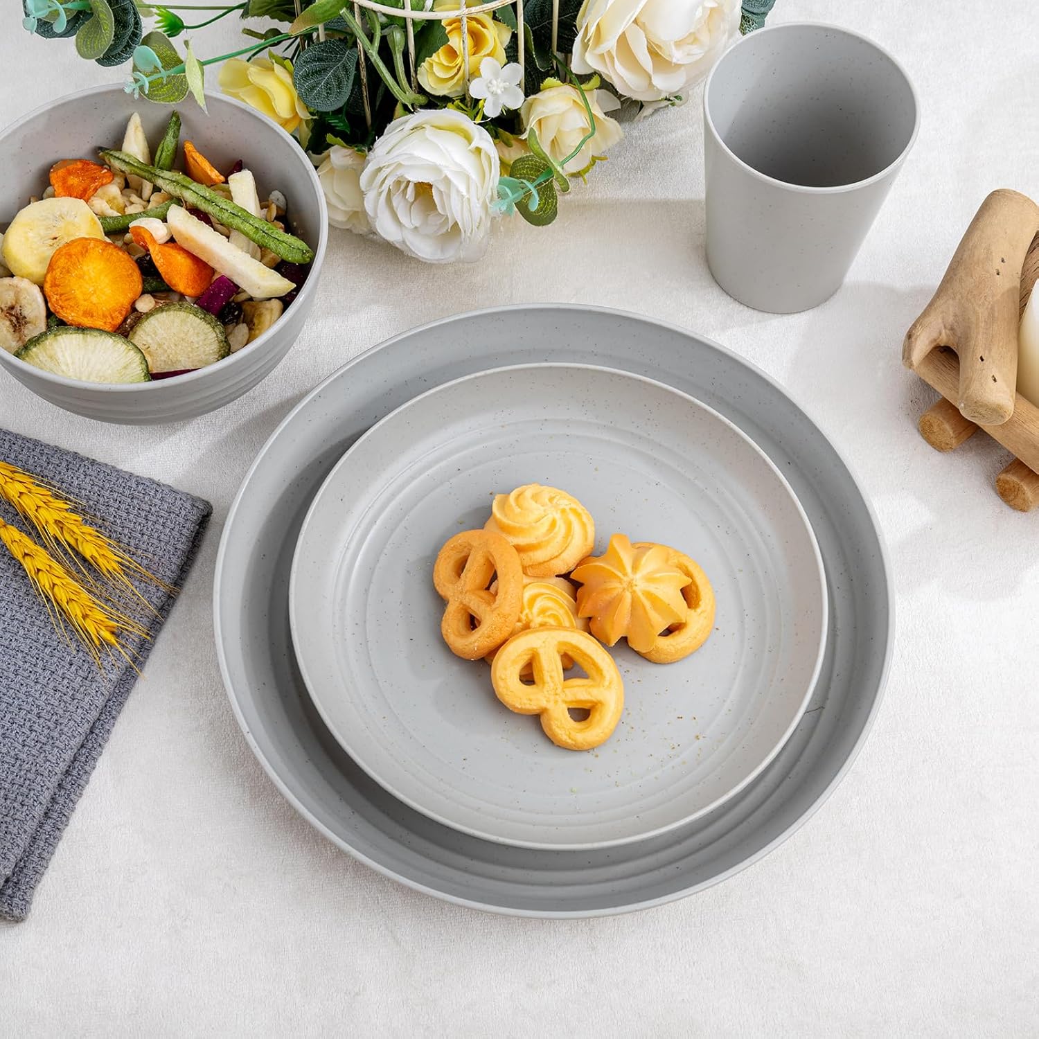 Beautiful 16-Piece Plastic Dinnerware Set